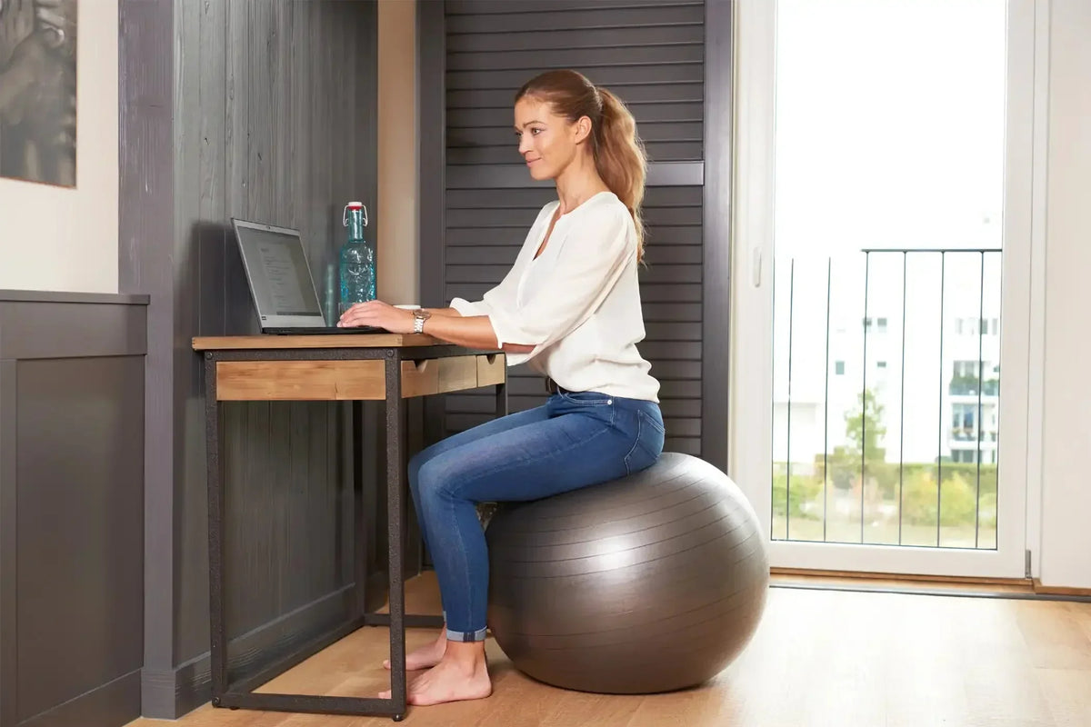 Mehr Energie dank Sitzball: Warum du deinen Bürostuhl nicht komplett austauschen solltest - guseibe.com