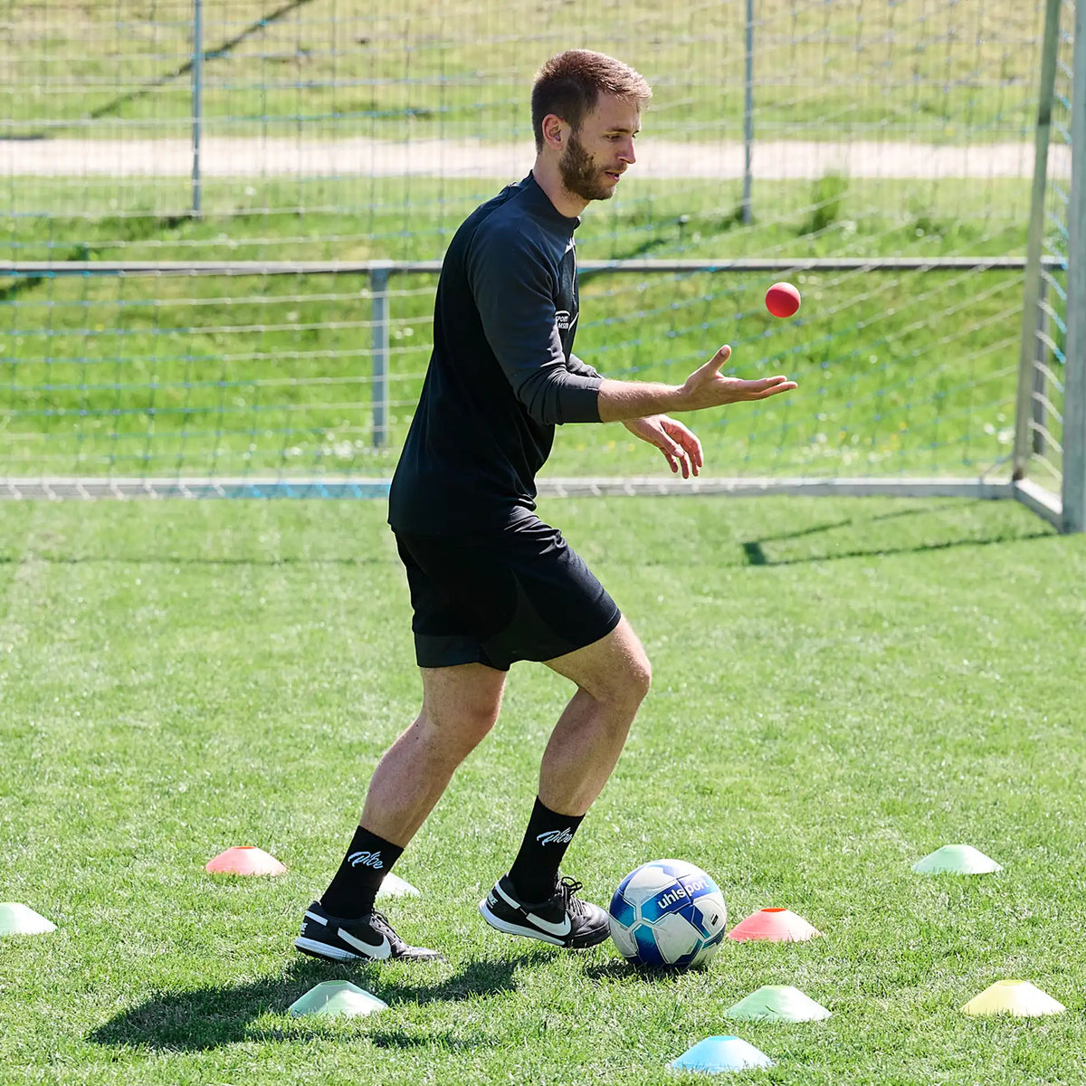ARTZT neuro BrainBoost Ball – Reaktionsball für Neuroathletik: Simon Jans verfolgt den Ball mit dem Blick beim Fußballtraining