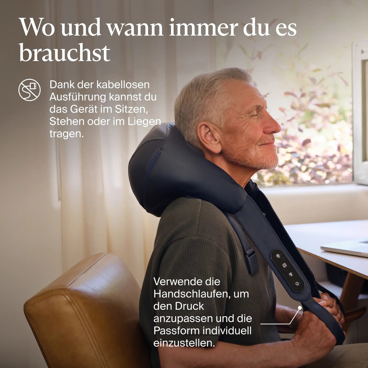 Therabody ThermNeck & Upper Back Nackenmassagegerät kabellos tragen: Mann mit grauem Haar im Profil und mit geschlossenen Augen sitzt in einem Ledersessel am Schreibtisch. Die kabellose Ausführung ist im Sitzen, Stehen oder Liegen nutzbar, über die Handschlaufen lassen sich Druck und Passform individuell einstellen