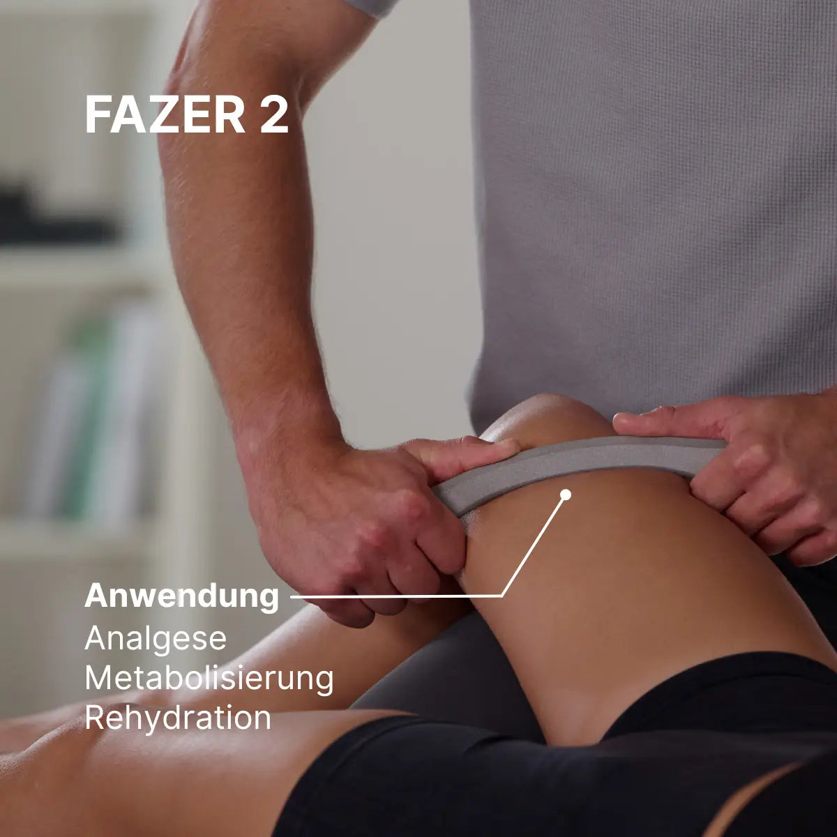 Therapeut arbeitet mit dem ARTZT thepro Fazer 2 am Oberschenkel einer liegenden Person; das breite Tool wird für Analgese, Metabolisierung und Rehydration eingesetzt. Die Nahaufnahme zeigt den gleichmäßigen Druck und die kontrollierte Anwendung auf dem Gewebe.