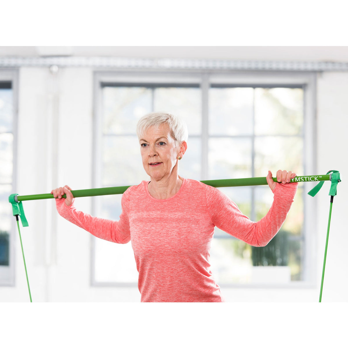 Eine Frau trainiert mit einem Gymstick Original in grün