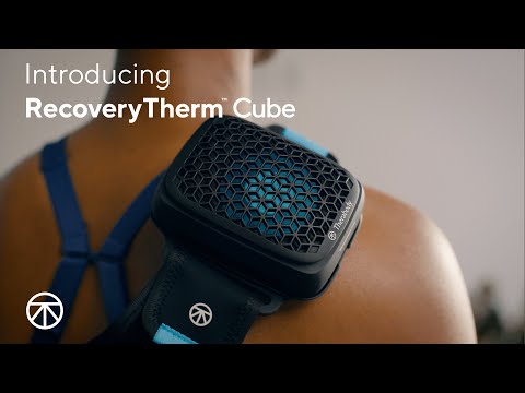 YouTube-Thumbnail mit dem Titel: Introducing RecoveryTherm Cube. Im Hintergrund eine Nahaufnahme des Geräts, das auf der rechten Schulter einer Person fixiert ist.