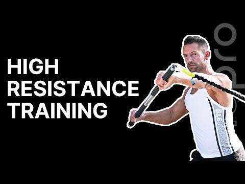 YouTube-Thumbnail: Ein Sportler trainiert mit einem HRT Fitnessband vor schwarzem Hintergrund. Links daneben steht in Großbuchstaben High Resistance Training.