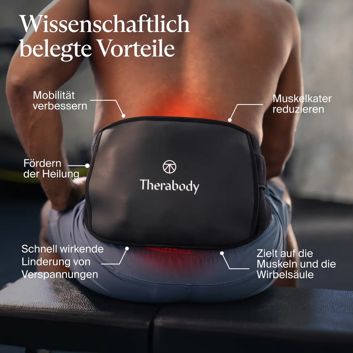 Therabody ThermBack LED Wärmegürtel Rückenbandage am unteren Rücken einer sitzenden Person, rotes Licht im Lendenbereich zur Darstellung der Anwendung, Hinweise zu Vorteilen wie Mobilität verbessern, Muskelkater reduzieren und Verspannungen lindern sichtbar im Bild.