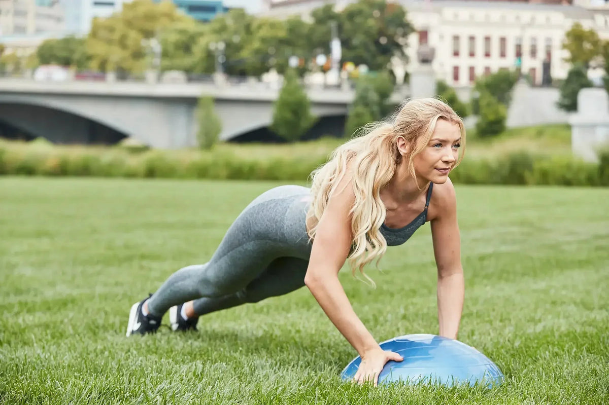 BOSU Sixpack Workout - 8 Übungen für deinen Bauch - guseibe.com