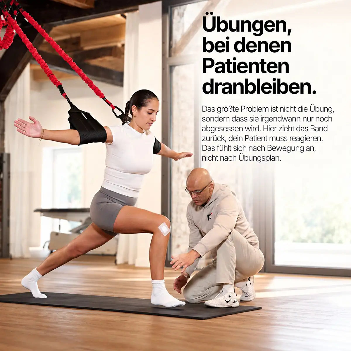 4D PRO Bungee Trainer in der Reha: Patientin im Ausfallschritt mit Armschlaufen, Arzt korrigiert. „Übungen, bei denen Patienten dranbleiben.“