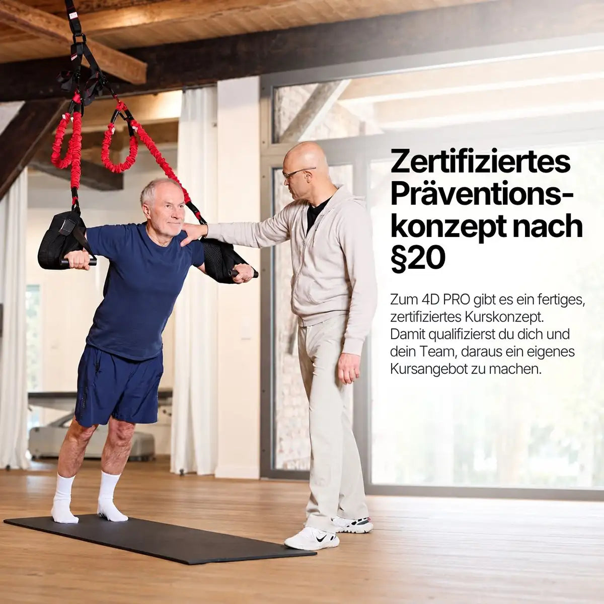 Schlingentrainer 4D PRO im Präventionskurs: älterer Mann trainiert mit Griffen und Armschlaufen, Trainer begleitet. Zertifiziertes Konzept nach §20