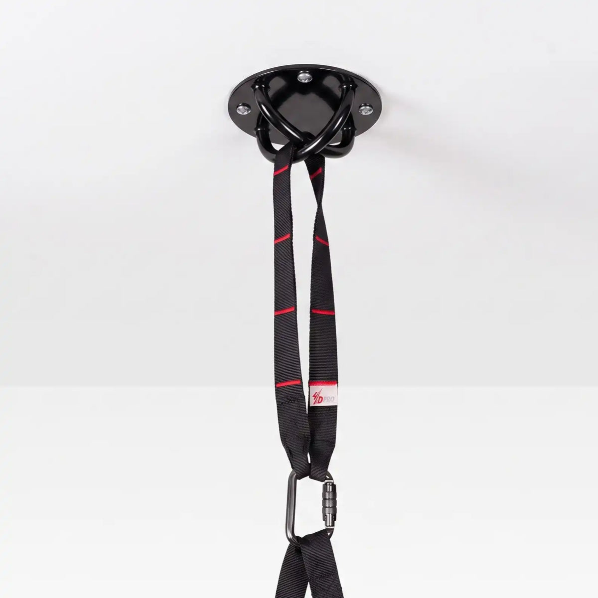 ARTZT thepro Wall Mount Wandhalterung – schwarze Deckenmontage mit 4D PRO Bungee Trainer und Karabiner, freihängend vor heller Wand