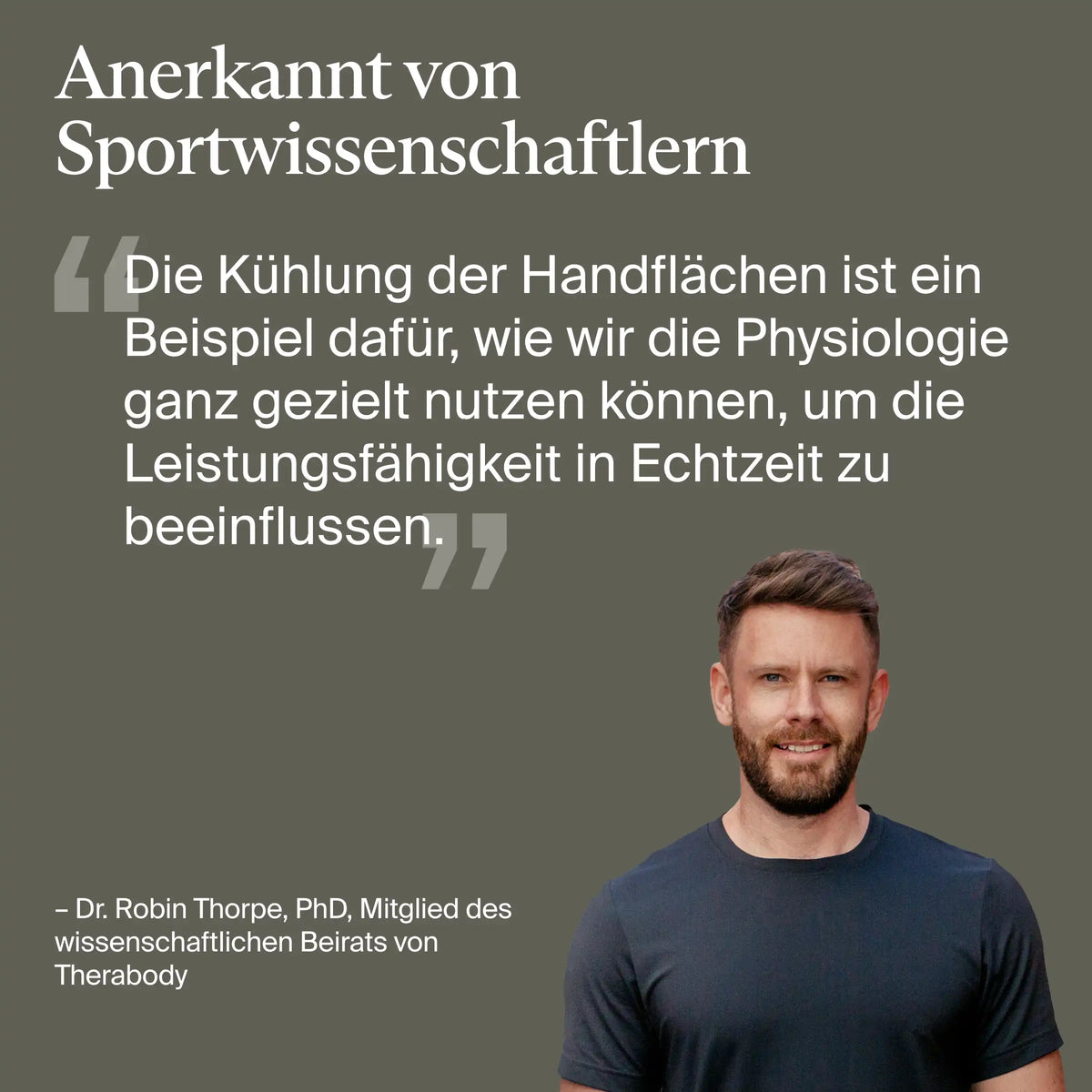 Zitat von Dr. Robin Thorpe, PhD, Mitglied des wissenschaftlichen Beirats von Therabody, zur Therabody CryoTherm Palm: Handflächenkühlung zeige, wie Physiologie gezielt genutzt werden kann, um die Leistungsfähigkeit in Echtzeit zu beeinflussen. Porträt eines lächelnden Mannes mit Bart im dunklen T-Shirt
