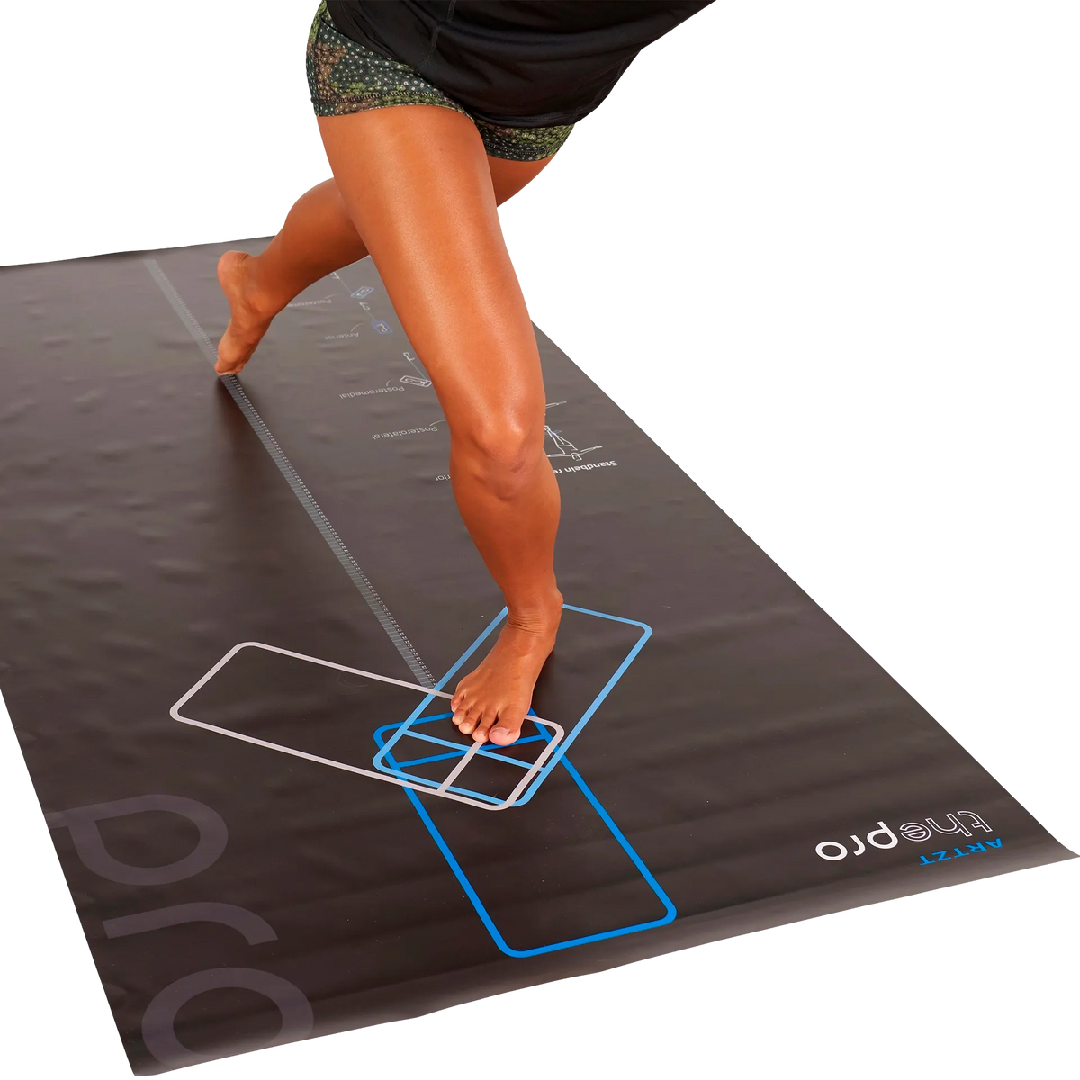 Nahaufnahme der Beine einer Sportlerin beim ARTZT thepro Easy Balance Test; ein Fuß steht stabil im markierten Zielfeld der Testmatte, während das andere Bein nach hinten geführt wird. Die Markierungen auf der Matte zeigen die Bewegungsrichtungen zur objektiven Gleichgewichts- und Stabilitätsmessung.