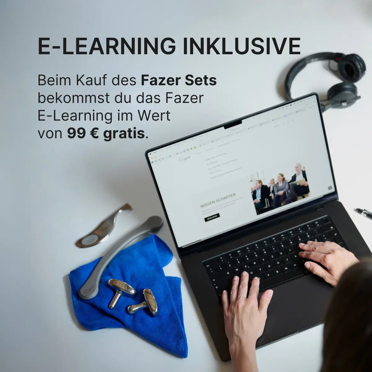 Person arbeitet an einem Laptop, auf dessen Bildschirm das ARTZT thepro Fazer E-Learning zu sehen ist; daneben liegen mehrere Fazer-Tools auf einem blauen Tuch. Der Hinweistext betont, dass das E-Learning beim Kauf des Fazer Sets im Wert von 99 Euro enthalten ist. #variante_set