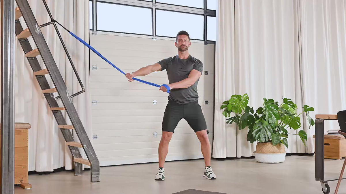 Mann vollführt die Übung Side Abs mit dem TheraBand.