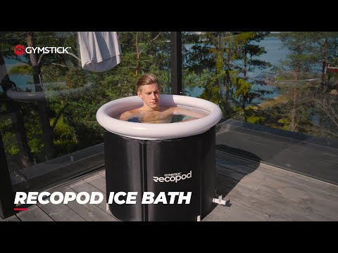 Thumbnail für das Produktvideo zur RecoPod Eistonne von Gymstick. Person sitzt auf einer Terasse im Eisbad, darunter steht die Headline: RECOPOD ICE BATH