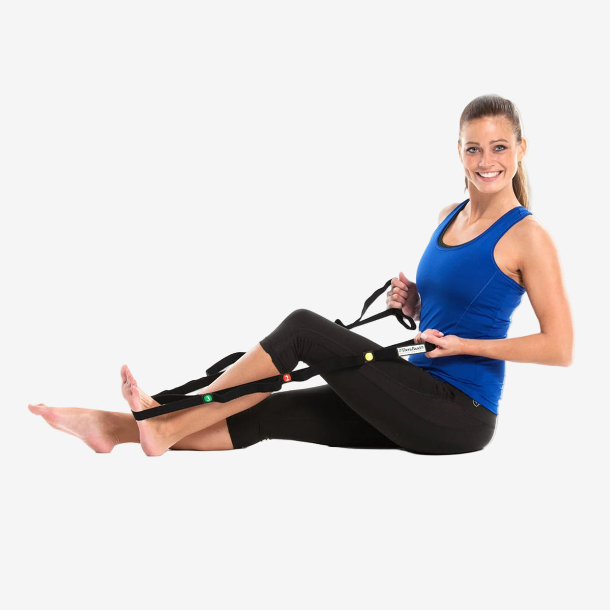 Frau trainiert mit einem TheraBand Stretching Band