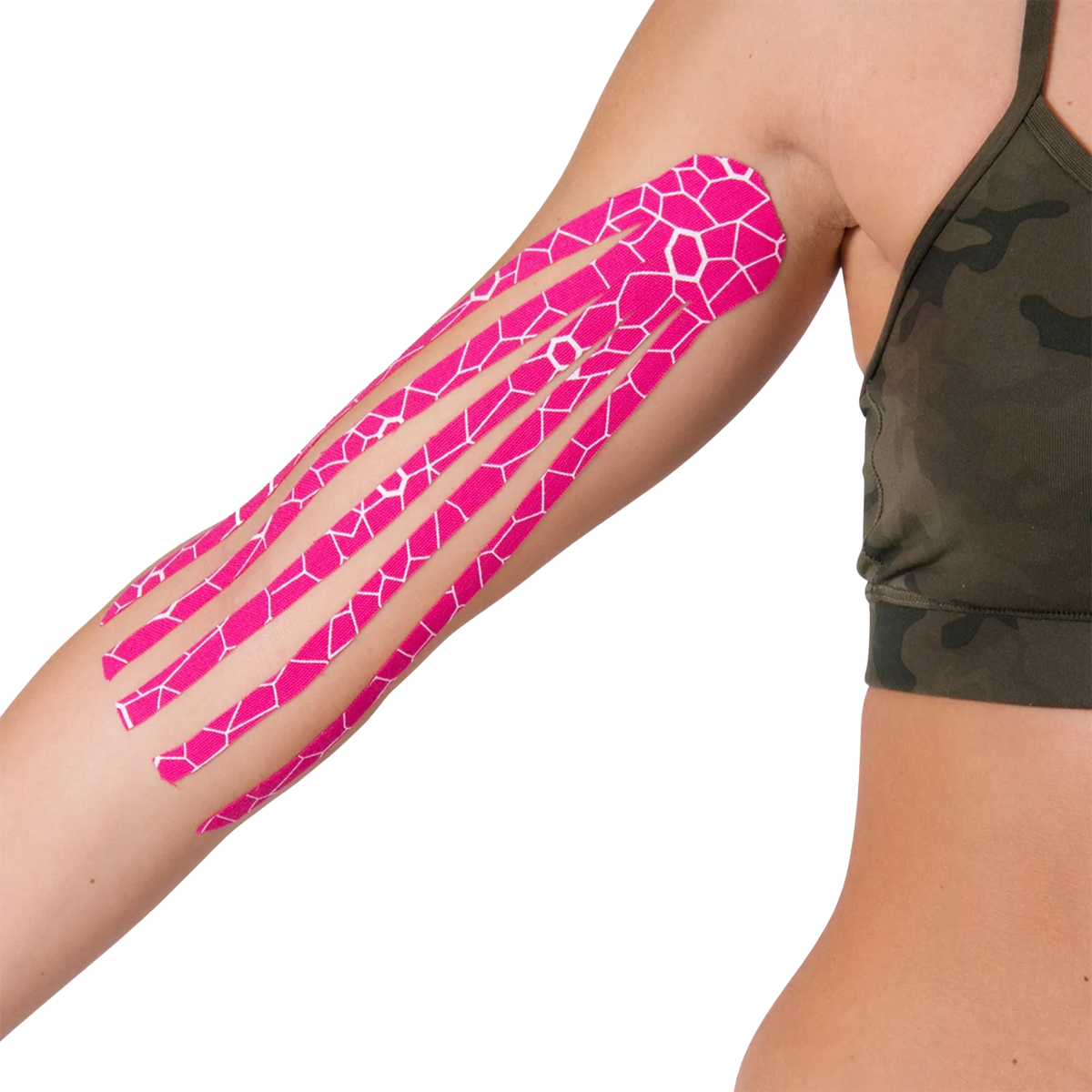 Seitliche Ansicht eines Arms mit pinkfarbenem TheraBand Kinesiology Tape, in mehreren länglichen Streifen entlang der Oberarm- und Unterarmmuskulatur angebracht.
