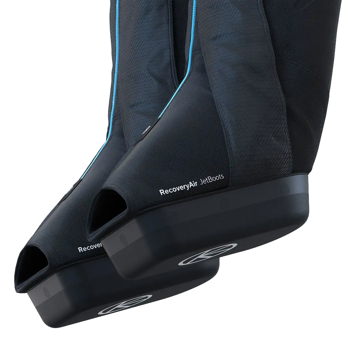 Nahaufnahme auf ein Paar Therabody JetBoots Kompressionsstiefel auf transparentem Hintergrund