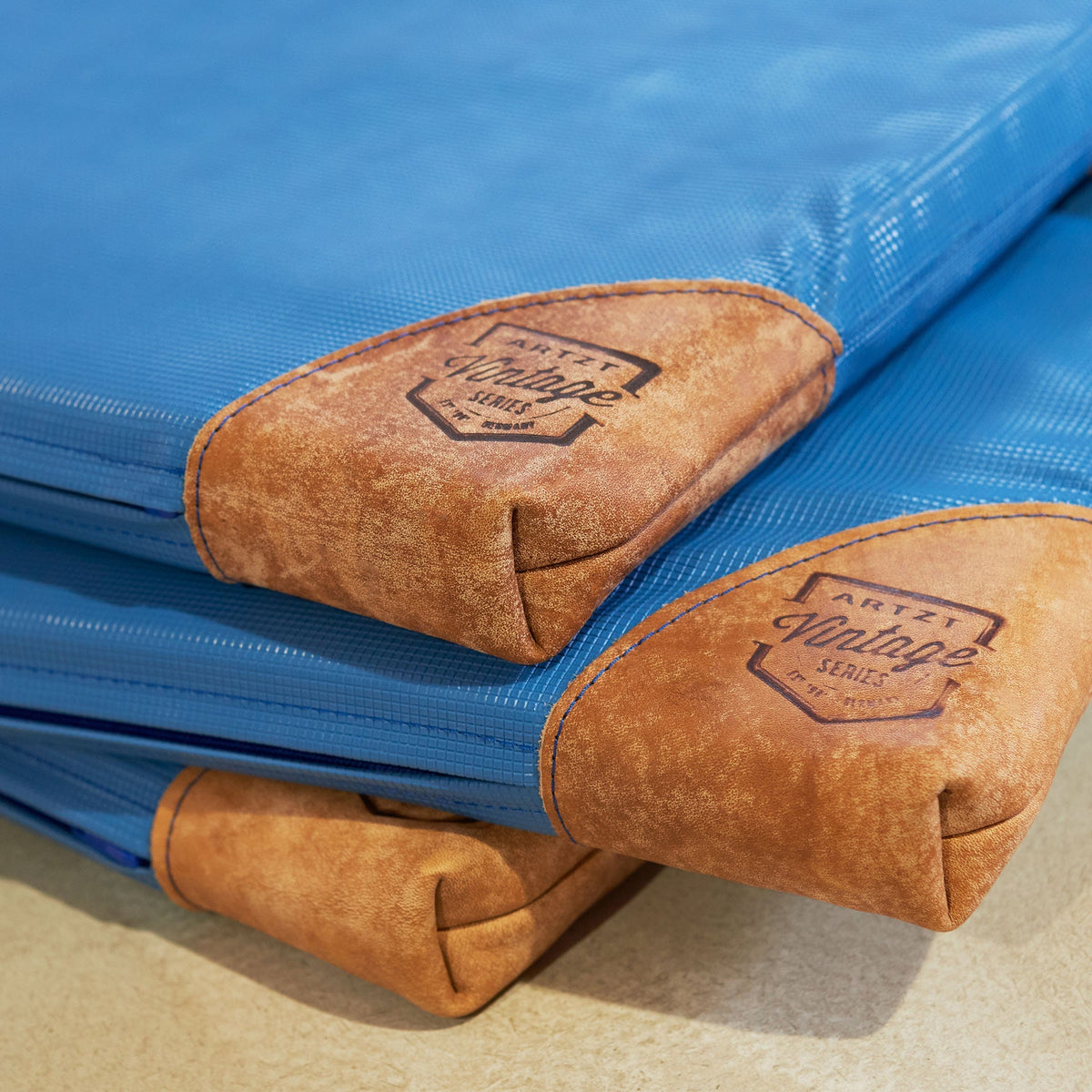 Nahaufnahme auf die Ecken von drei ARTZT Vintage Series Turnmatten in blau.. #farbe_blau